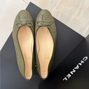 CHANEL Khaki Green Leather ballerina Flats 37 1/2